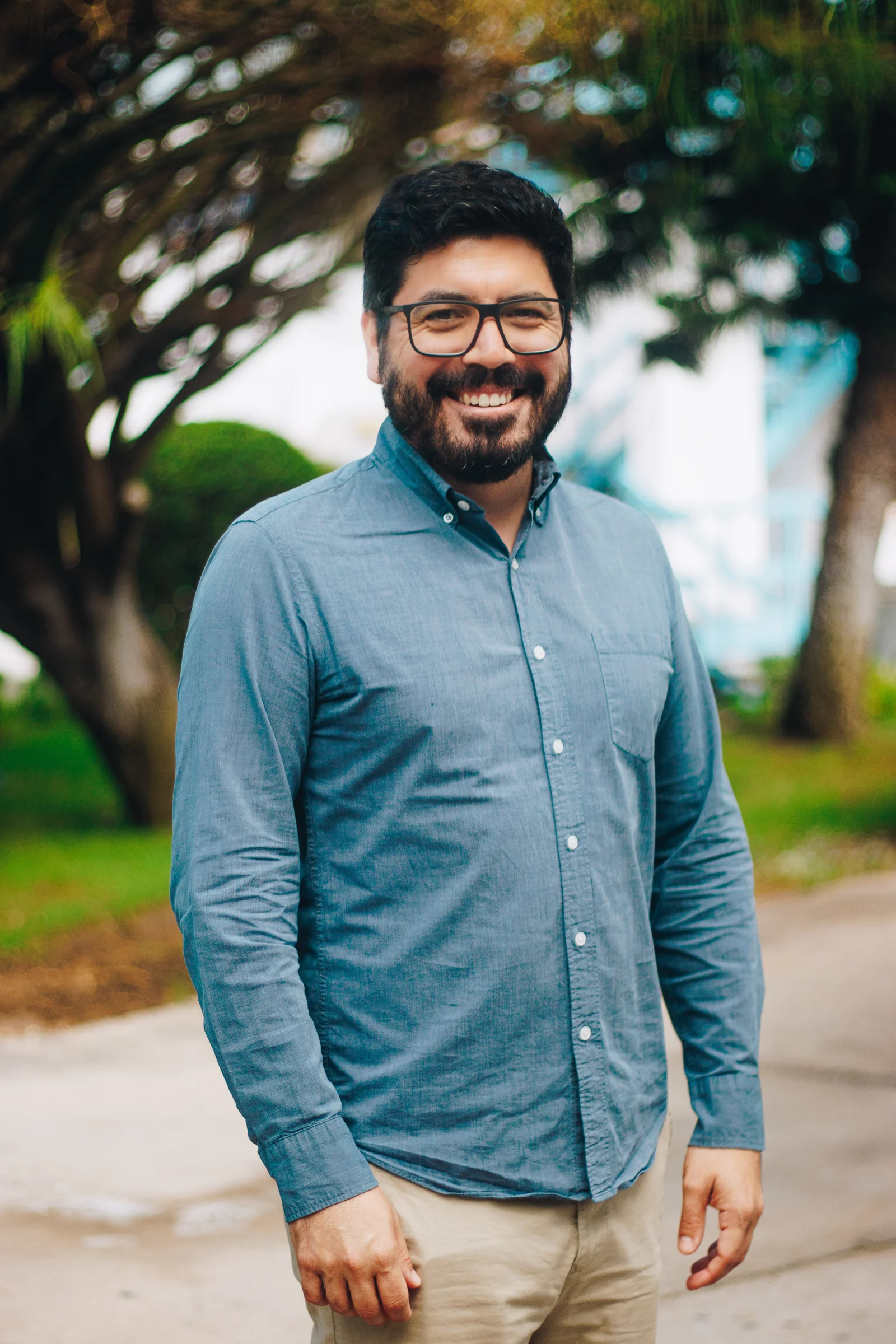 Hernán Cáceres sonriendo al aire libre