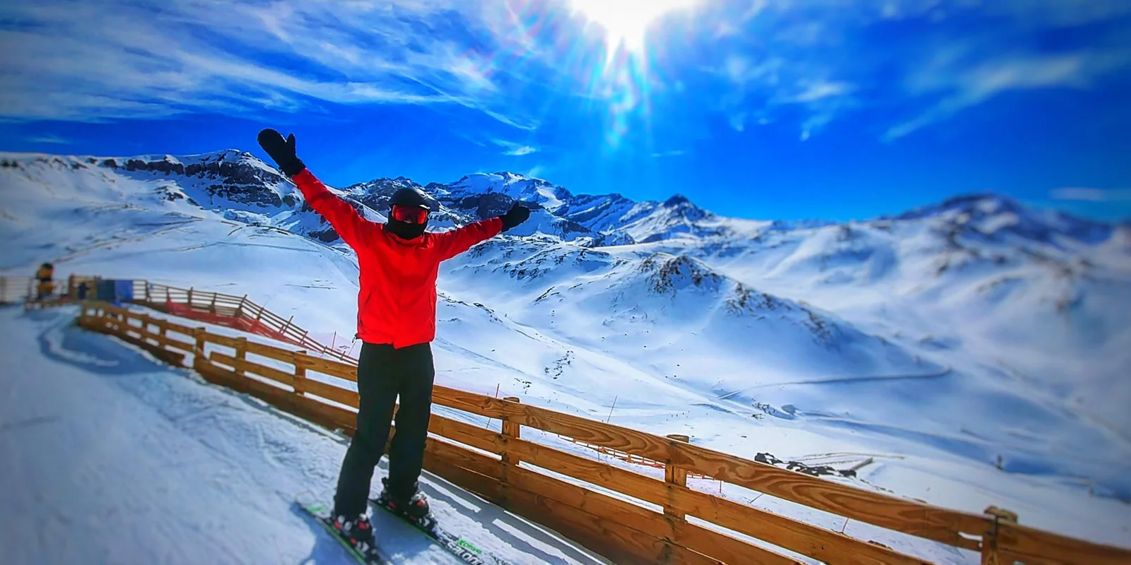 Hernán Cáceres con esquís en un paisaje de montaña nevado